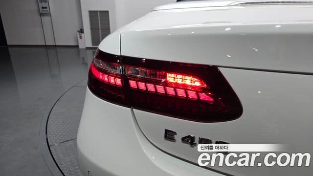 Mercedes-Benz E-Class 2023 — Photo 27/35