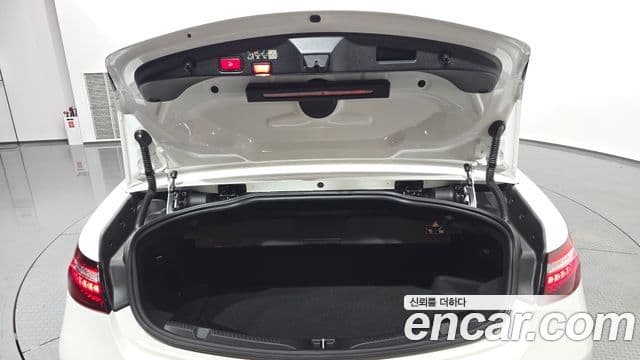 Mercedes-Benz E-Class 2023 — Photo 33/35