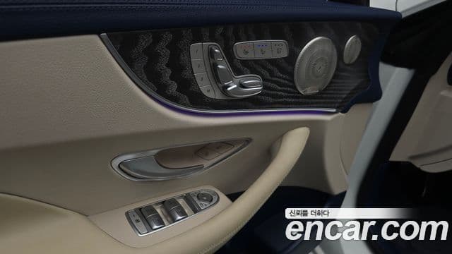Mercedes-Benz E-Class 2023 — Photo 18/35