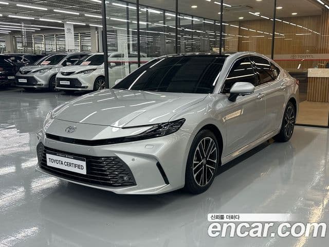 Toyota Camry 2025 — ფოტო 2/20