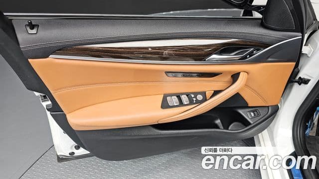 BMW 5 Series 2021 — Photo 27/30