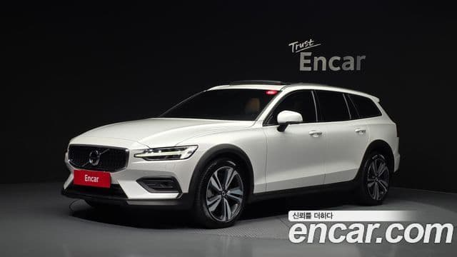 Volvo V60 Cross Country 2021 — ფოტო 1/20