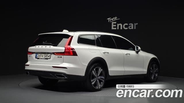 Volvo V60 Cross Country 2021 — ფოტო 2/20