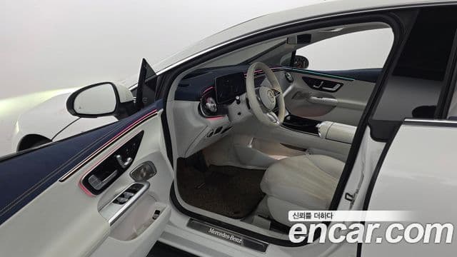 Mercedes-Benz EQE 2023 — Photo 14/32