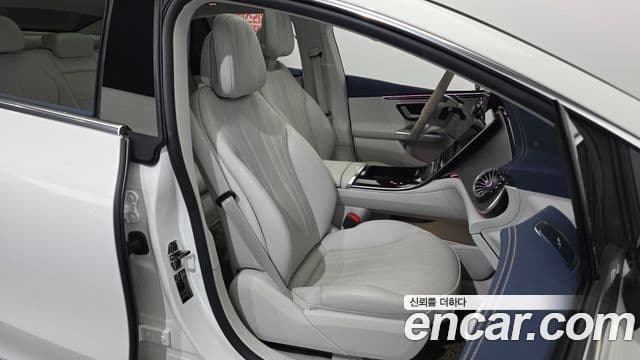 Mercedes-Benz EQE 2023 — Photo 28/32