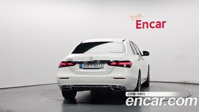 Mercedes-Benz E-Class 2021 — ფოტო 7/36