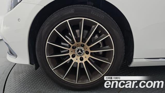 Mercedes-Benz E-Class 2021 — ფოტო 23/36