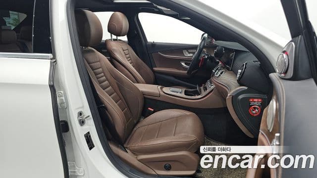 Mercedes-Benz E-Class 2021 — ფოტო 8/36