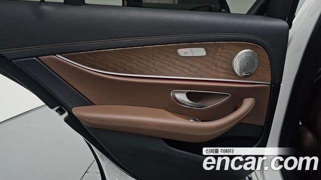 Mercedes-Benz E-Class 2021 — ფოტო 9/36