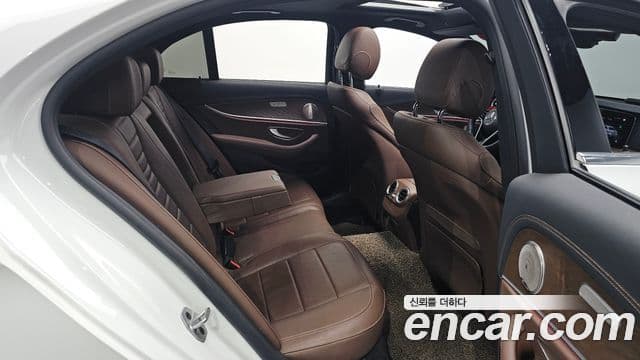 Mercedes-Benz E-Class 2021 — ფოტო 22/36