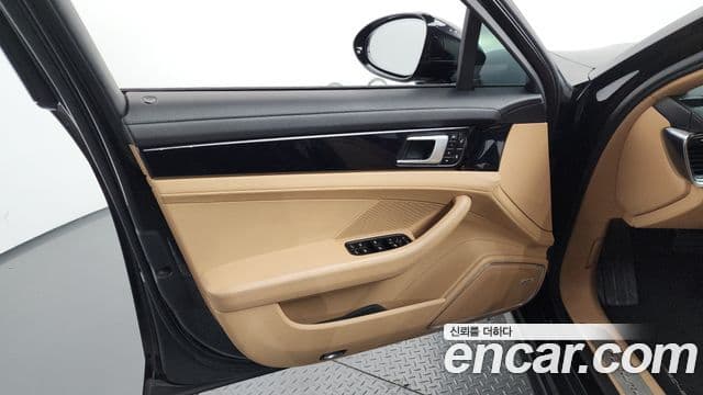 Porsche Panamera 2018 — Photo 16/36