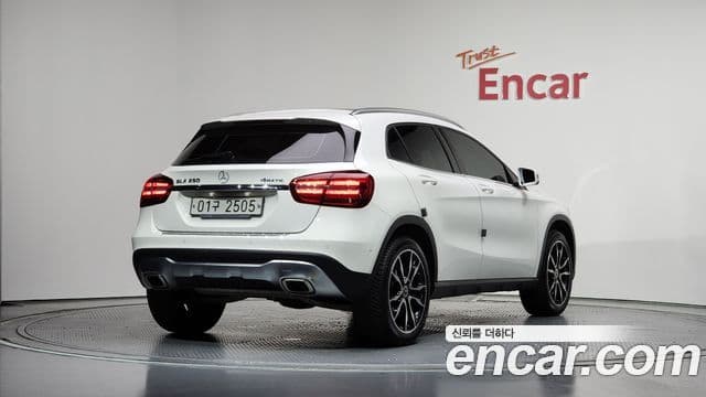 Mercedes-Benz GLA-Class 2018 — Photo 32/32