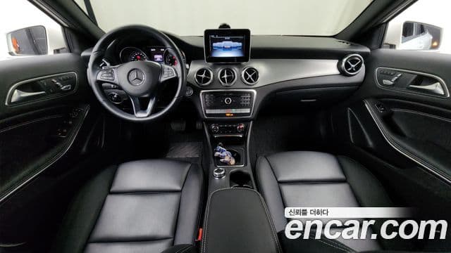 Mercedes-Benz GLA-Class 2018 — Photo 28/32