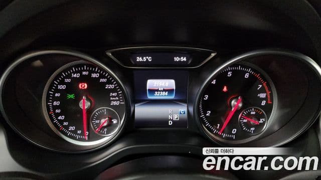 Mercedes-Benz GLA-Class 2018 — Photo 19/32