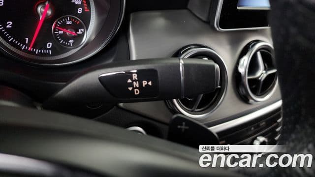 Mercedes-Benz GLA-Class 2018 — Photo 9/32