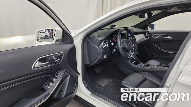 Mercedes-Benz GLA-Class 2018 — Photo 10/32