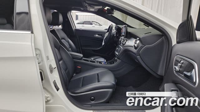 Mercedes-Benz GLA-Class 2018 — Photo 23/32