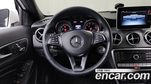 Mercedes-Benz GLA-Class 2018 — Photo 13/32