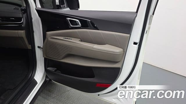 Kia Carnival 2023 — Photo 7/32