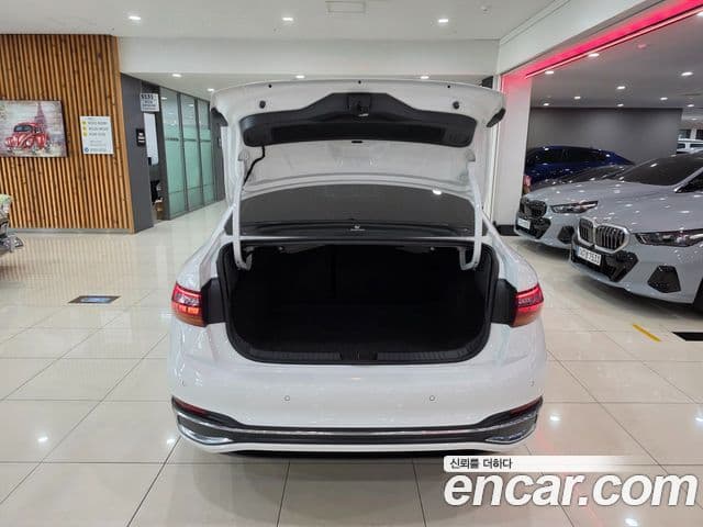 Volkswagen Jetta 2022 — ფოტო 13/19