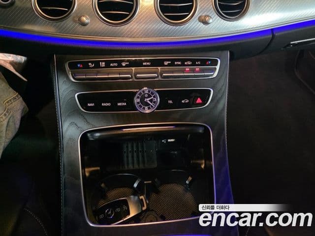 Mercedes-Benz E-Class 2020 — ფოტო 17/20