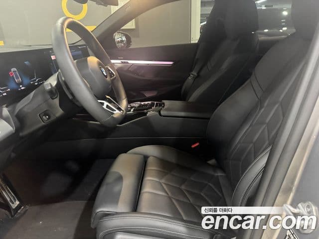 BMW 5 Series 2025 — ფოტო 8/17