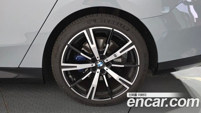 BMW 5 Series 2025 — Photo 22/35