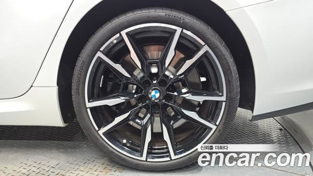 BMW 8 Series 2025 — Photo 30/33