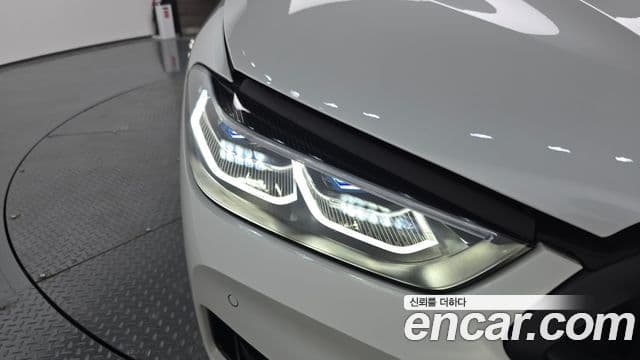 BMW 8 Series 2025 — Photo 10/33