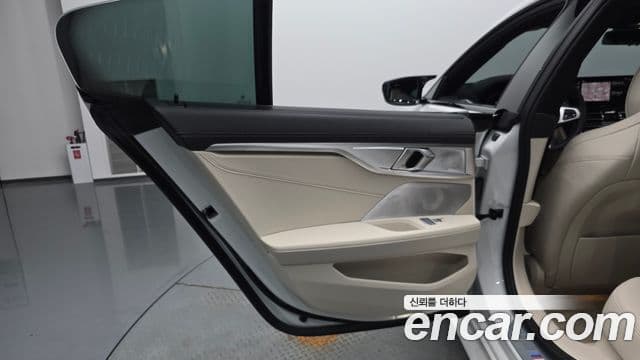 BMW 8 Series 2025 — Photo 19/33