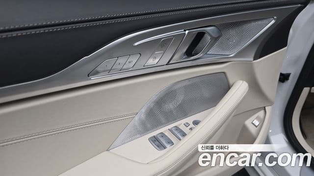 BMW 8 Series 2025 — Photo 27/33