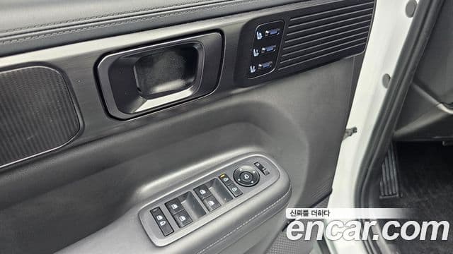 Hyundai Santa Fe 2023 — Photo 8/38