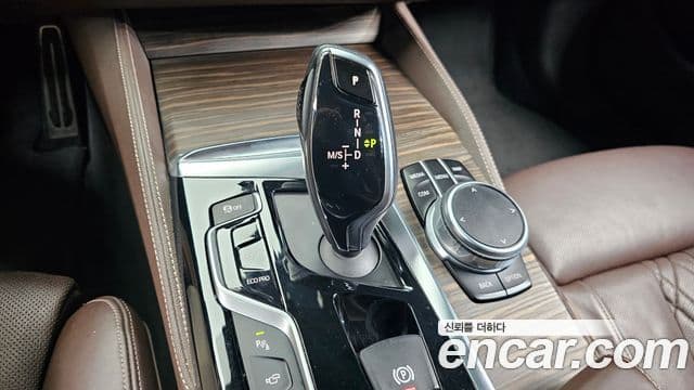 BMW 5 Series 2018 — Şəkil 9/20