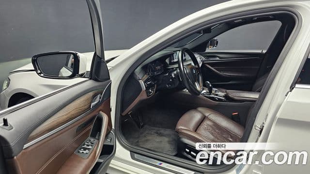 BMW 5 Series 2018 — Şəkil 10/20