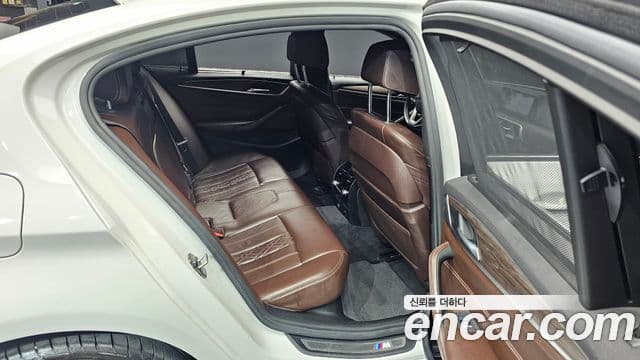 BMW 5 Series 2018 — Фото 12/20