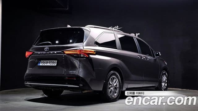 Toyota Sienna 2023 — ფოტო 2/20