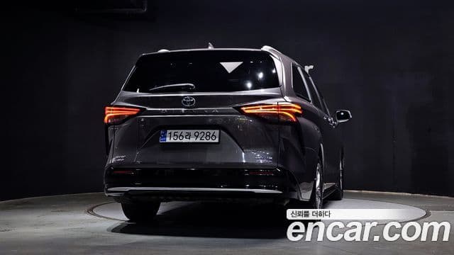 Toyota Sienna 2023 — ფოტო 4/20