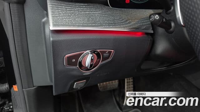 Mercedes-Benz E-Class 2021 — Photo 18/32