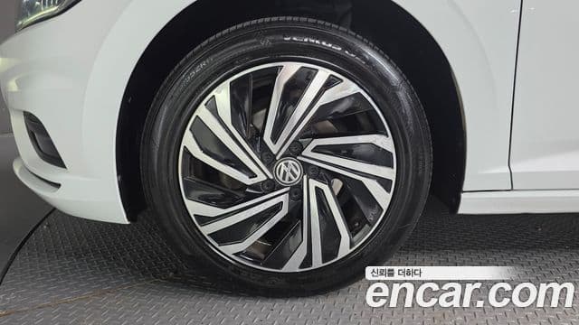 Volkswagen Jetta 2021 — ფოტო 4/20