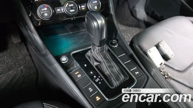 Volkswagen Jetta 2021 — ფოტო 8/20