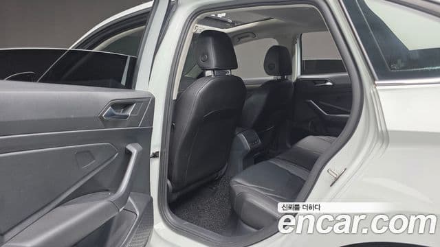 Volkswagen Jetta 2021 — ფოტო 17/20