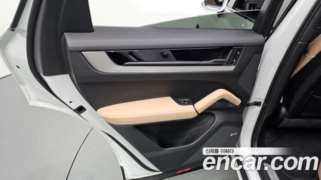 Porsche Cayenne 2025 — Photo 32/33
