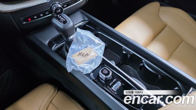 Volvo XC60 2020 — ფოტო 9/20