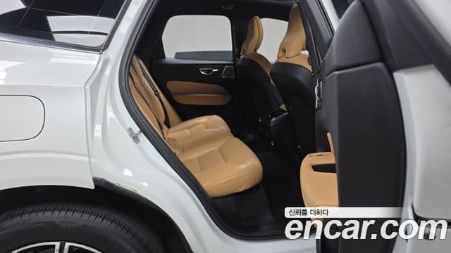 Volvo XC60 2020 — ფოტო 12/20
