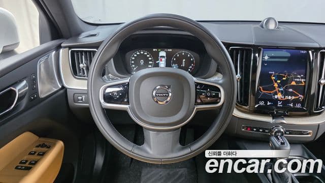 Volvo XC60 2020 — ფოტო 13/20