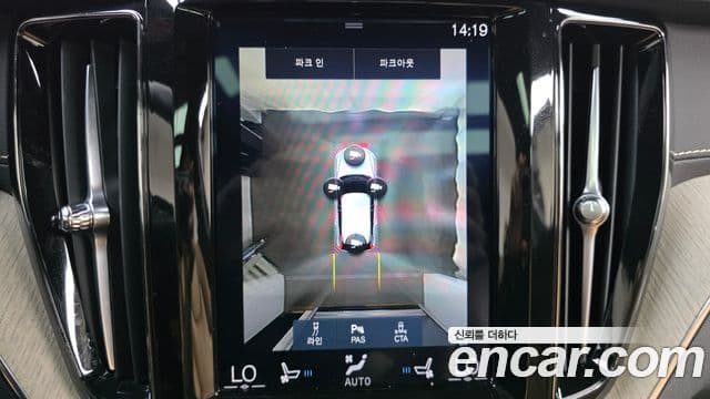Volvo XC60 2020 — ფოტო 14/20