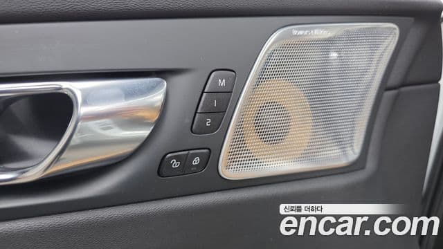 Volvo XC60 2020 — ფოტო 17/20