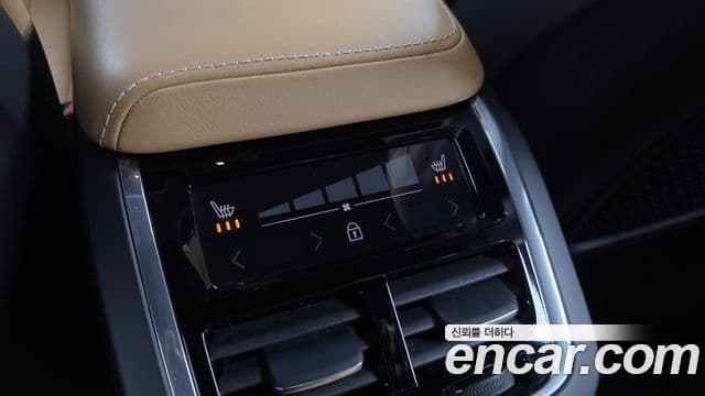Volvo XC60 2020 — ფოტო 18/20