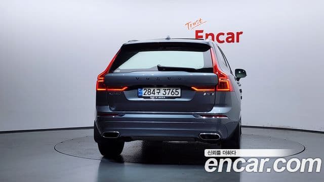 Volvo XC60 2021 — ფოტო 4/20