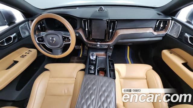 Volvo XC60 2021 — ფოტო 7/20